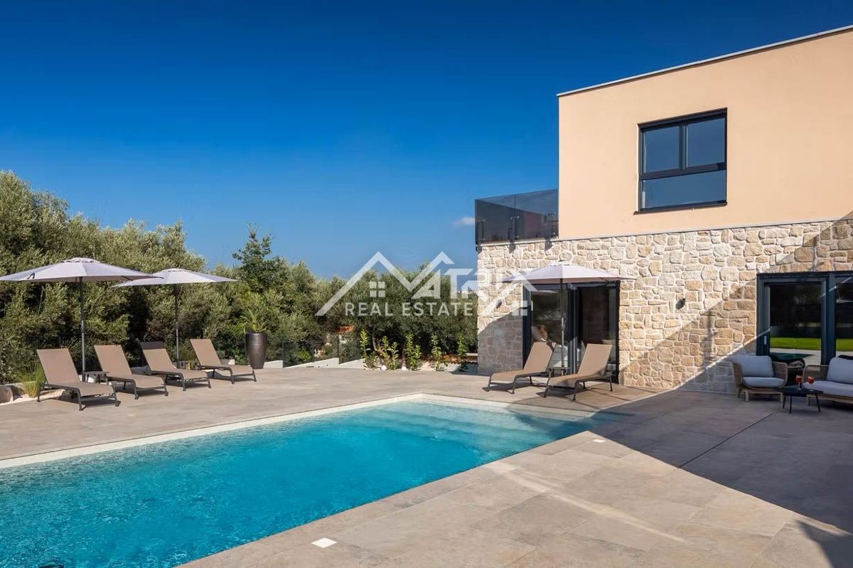 Poreč okolica, moderna vila z ogrevanim bazenom in poletno kuhinjo