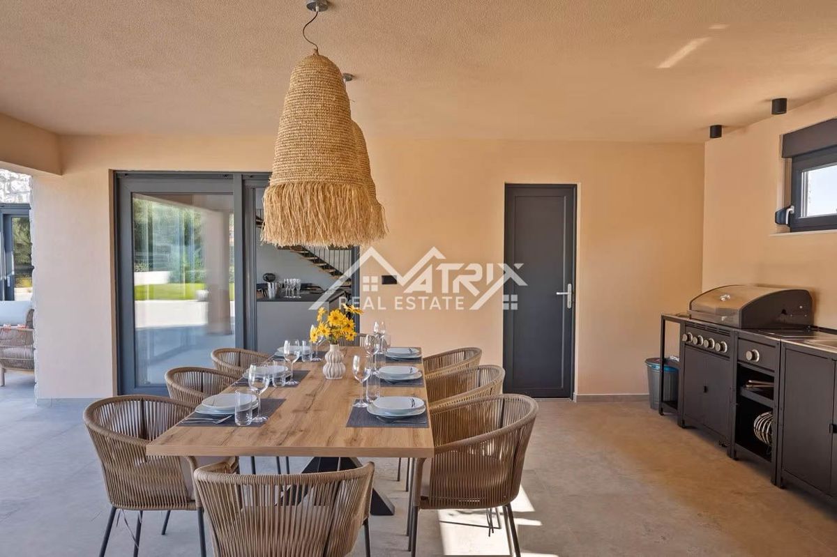 Poreč okolica, moderna vila z ogrevanim bazenom in poletno kuhinjo