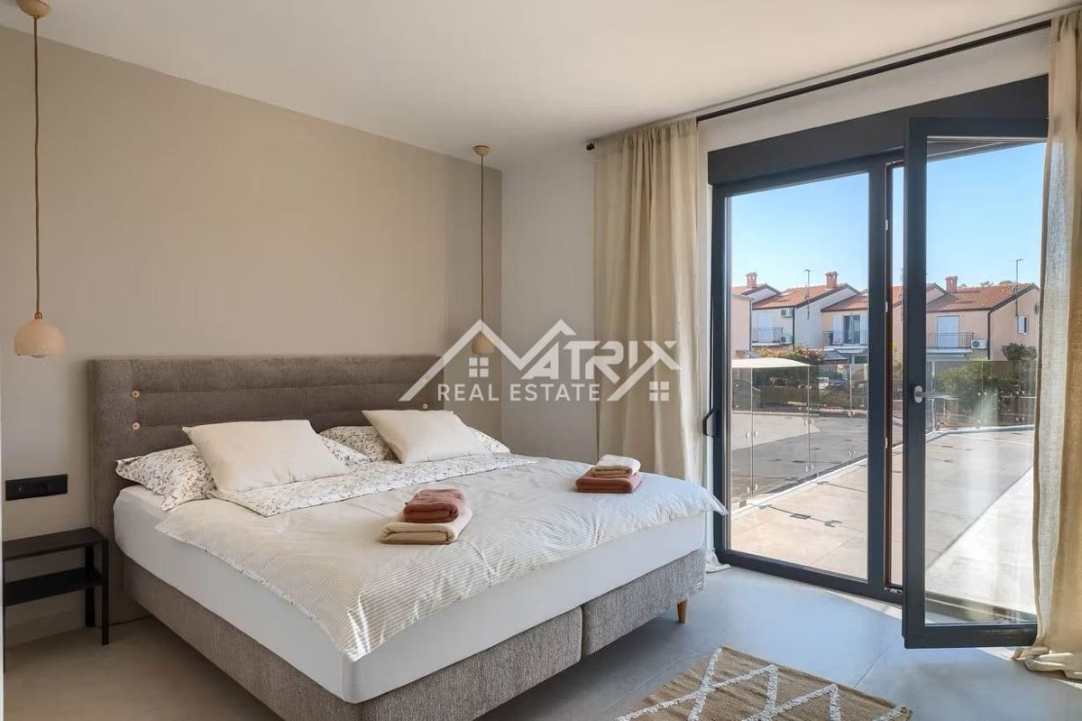 Poreč okolica, moderna vila z ogrevanim bazenom in poletno kuhinjo