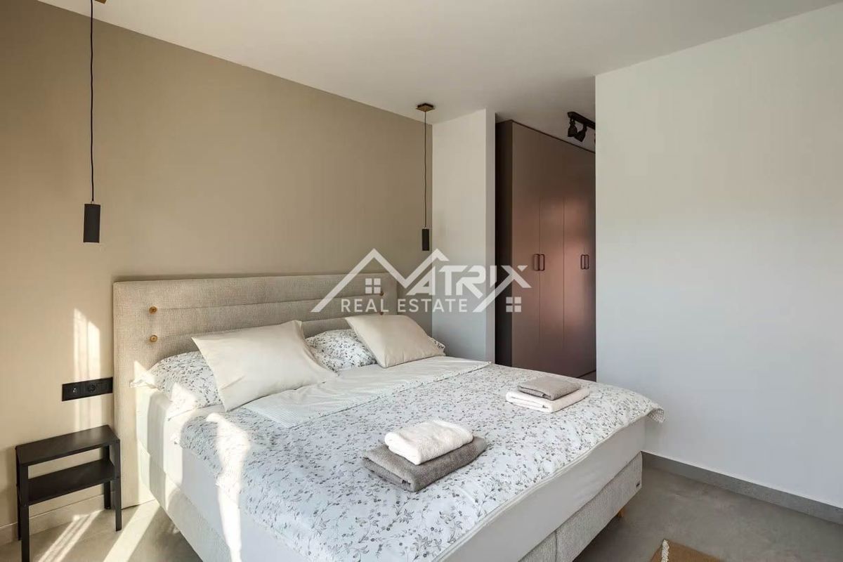 Poreč okolica, moderna vila z ogrevanim bazenom in poletno kuhinjo