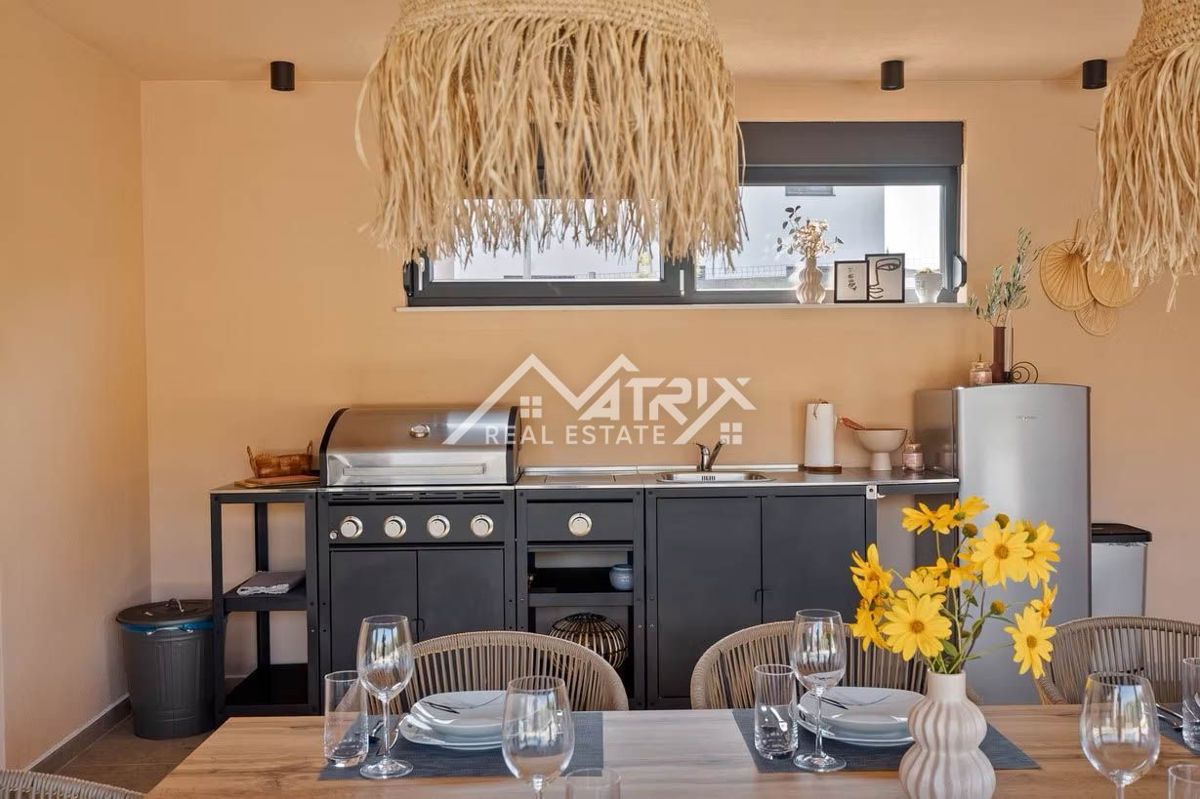 Poreč okolica, moderna vila z ogrevanim bazenom in poletno kuhinjo