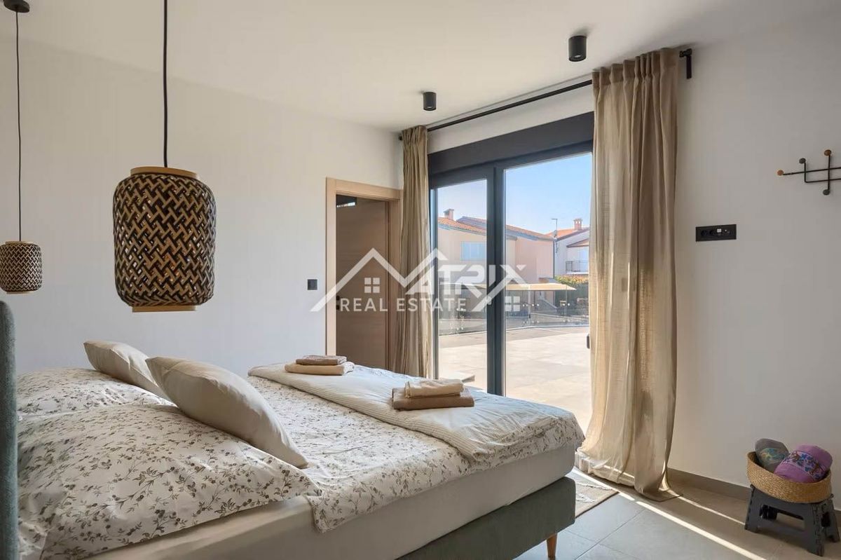 Poreč okolica, moderna vila z ogrevanim bazenom in poletno kuhinjo