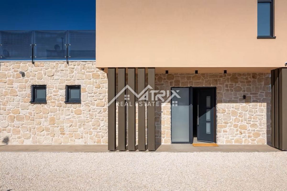 Poreč okolica, moderna vila z ogrevanim bazenom in poletno kuhinjo