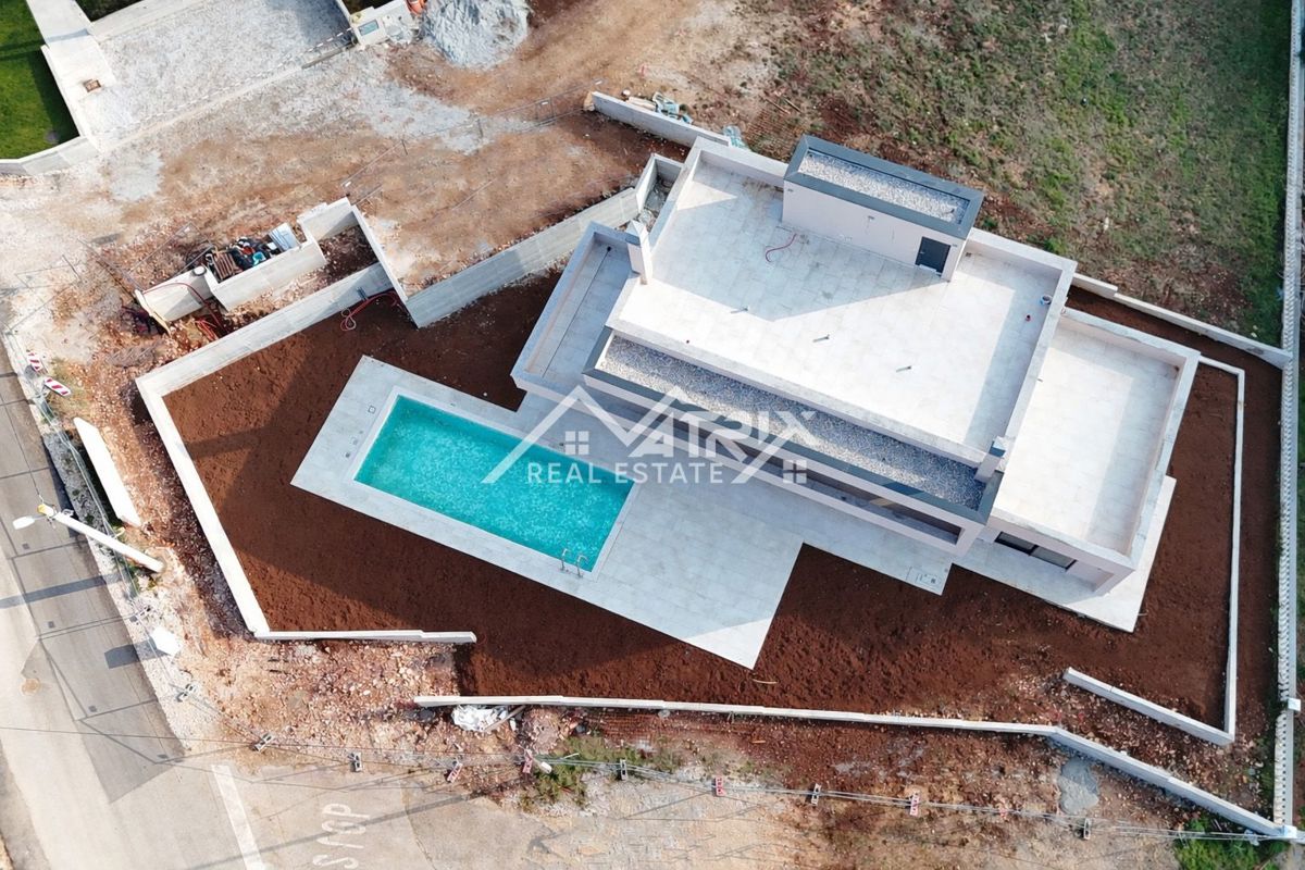 Poreč okolica, moderna vila z bazenom in strešno teraso