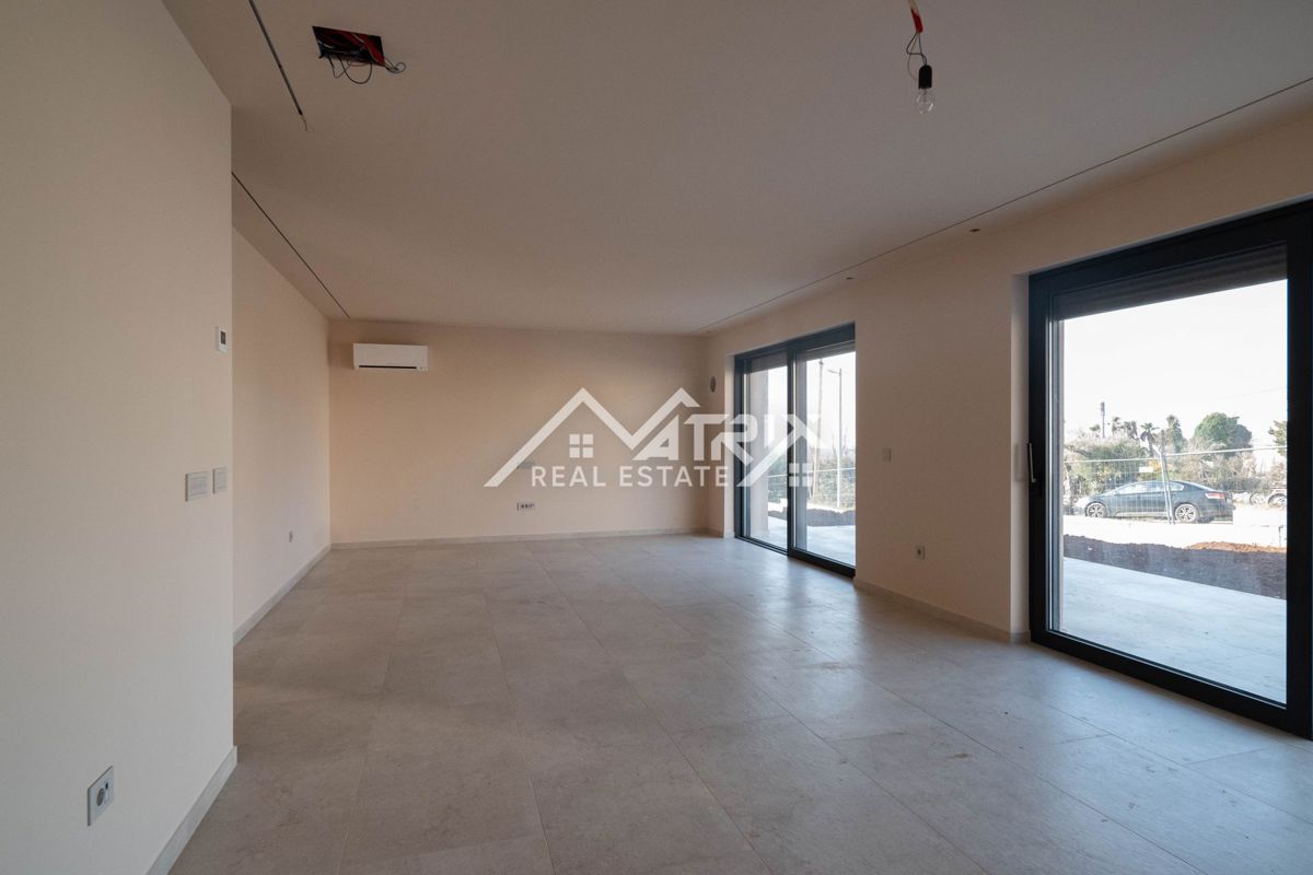 Poreč okolica, moderna vila z bazenom in strešno teraso