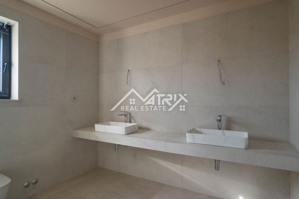 Poreč okolica, moderna vila z bazenom in strešno teraso