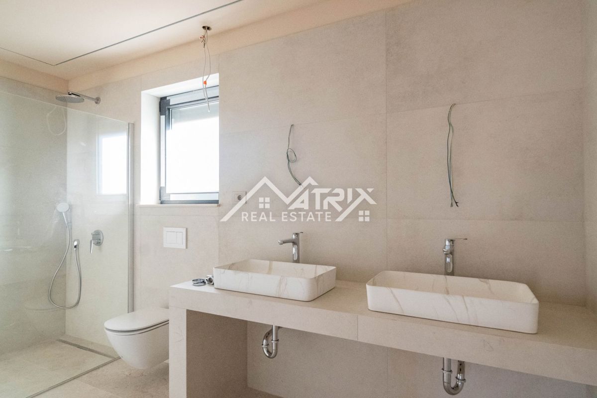 Poreč okolica, moderna vila z bazenom in strešno teraso