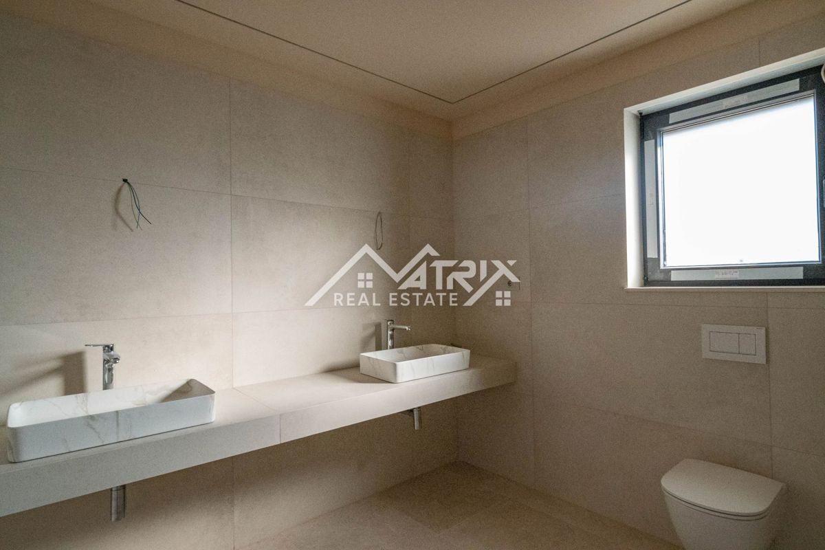 Poreč okolica, moderna vila z bazenom in strešno teraso