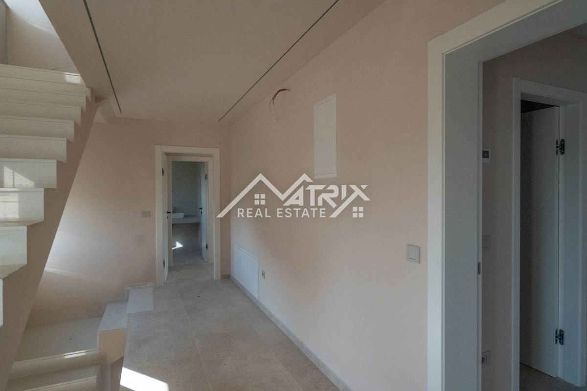 Poreč okolica, moderna vila z bazenom in strešno teraso