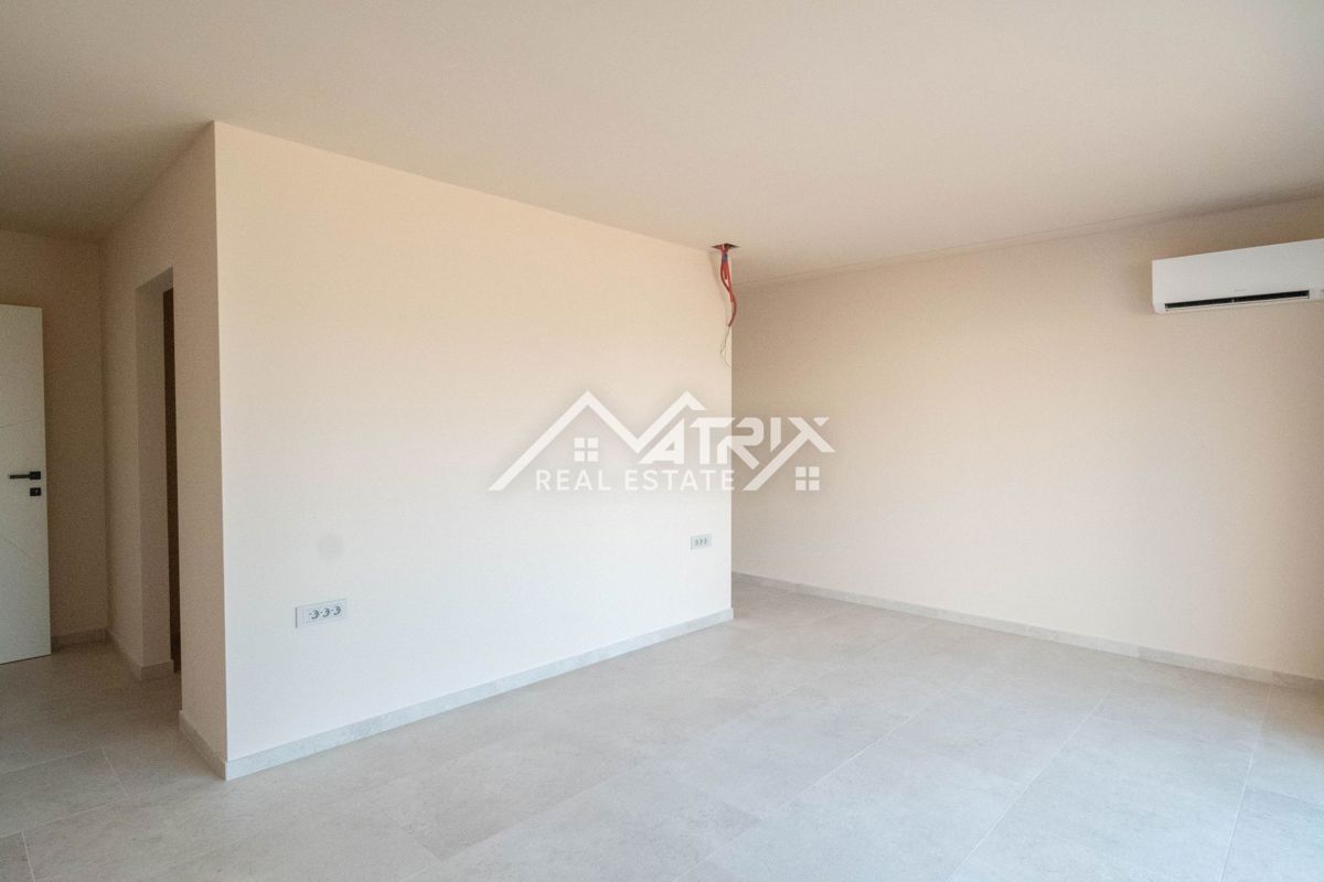 Poreč okolica, moderna vila z bazenom in strešno teraso