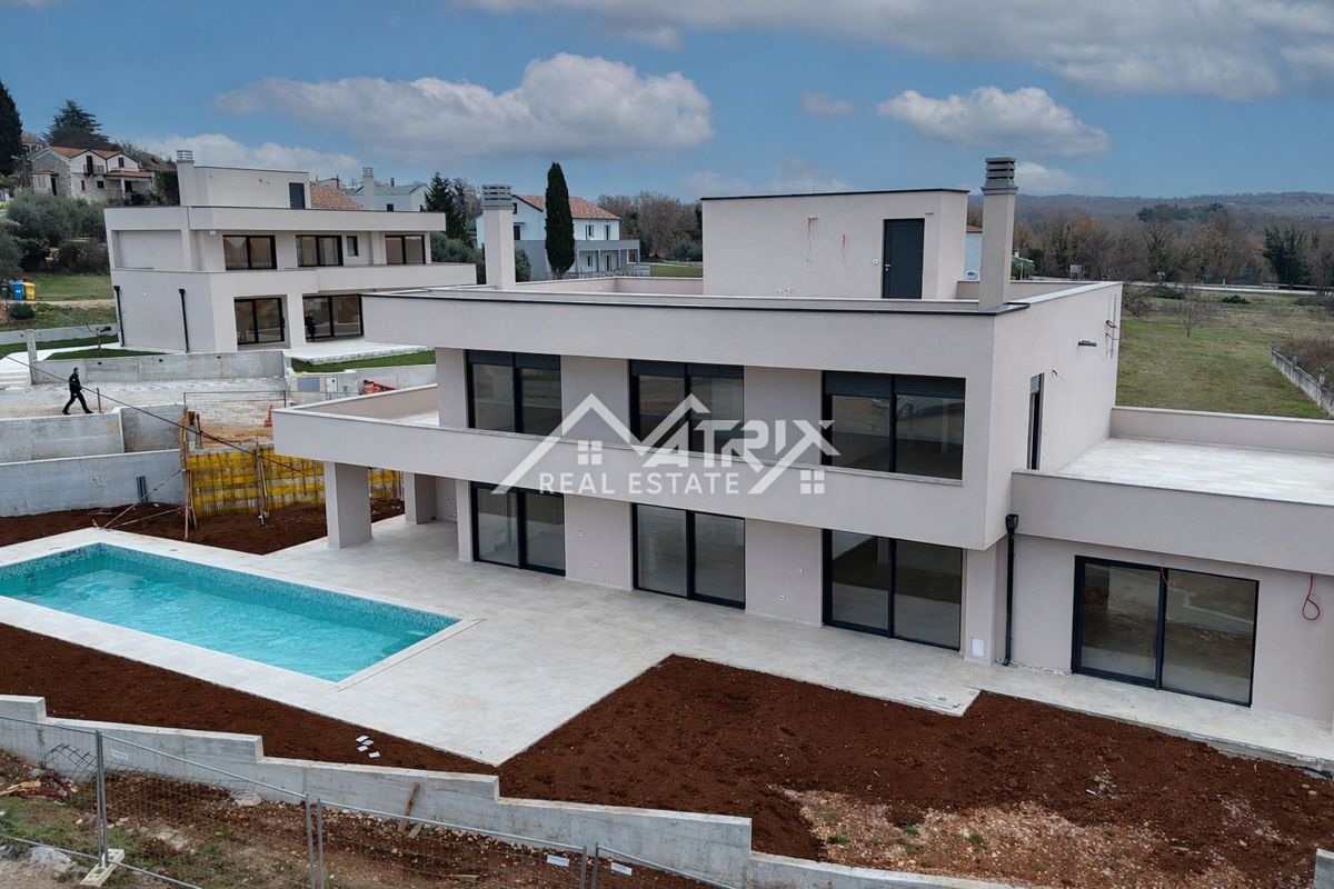 Poreč okolica, moderna vila z bazenom in strešno teraso