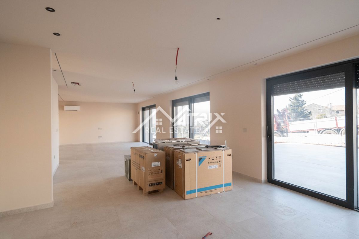 Poreč okolica, moderna vila z bazenom in strešno teraso