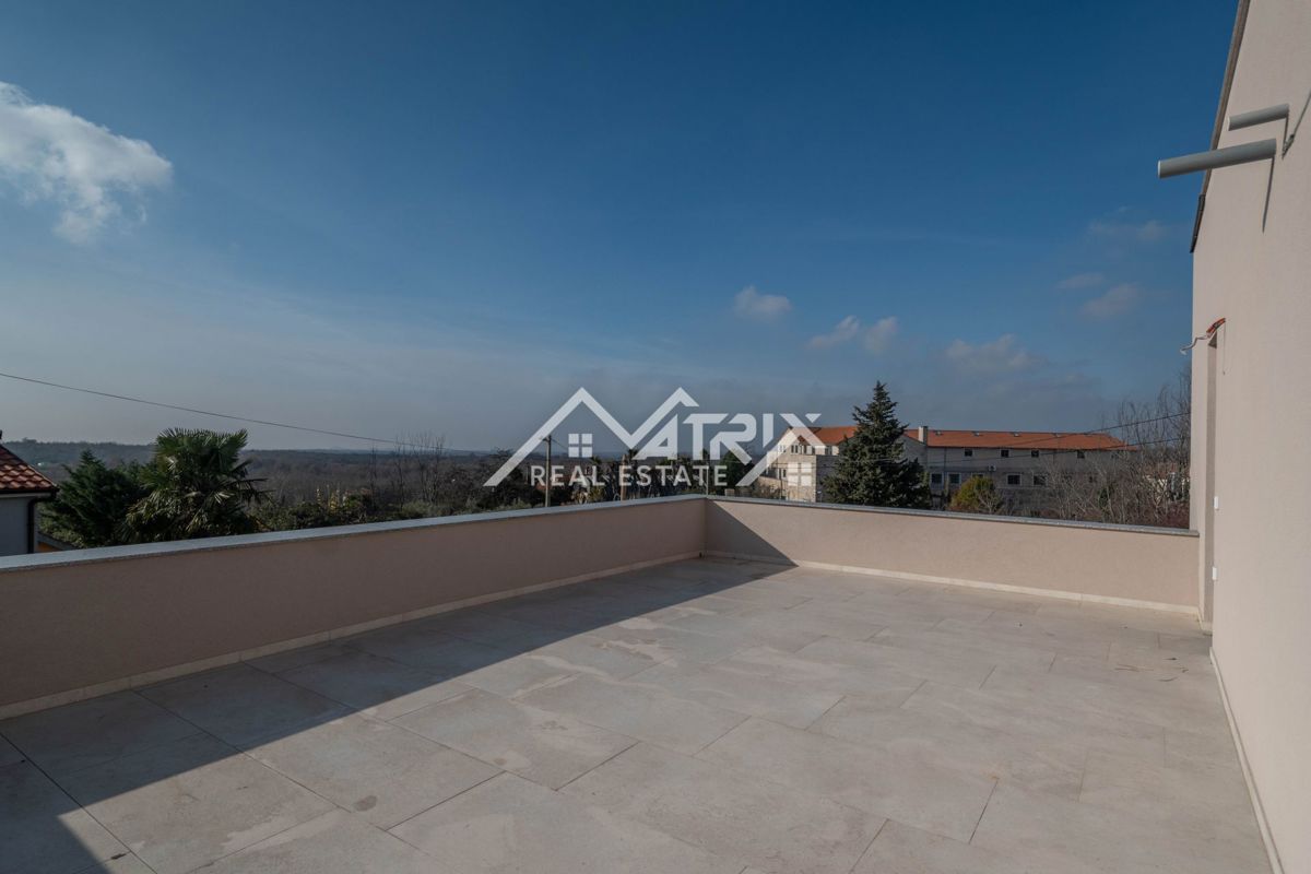 Poreč okolica, moderna vila z bazenom in strešno teraso