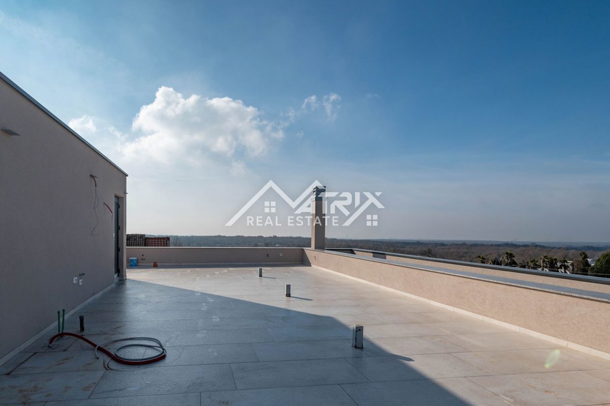 Poreč okolica, moderna vila z bazenom in strešno teraso