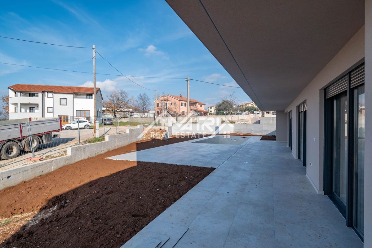 Poreč okolica, moderna vila z bazenom in strešno teraso