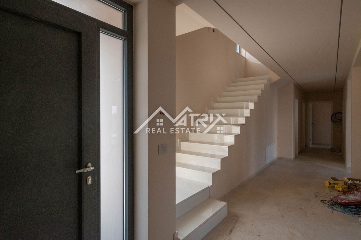 Poreč okolica, moderna vila z bazenom in strešno teraso