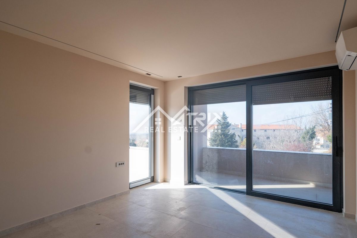 Poreč okolica, moderna vila z bazenom in strešno teraso