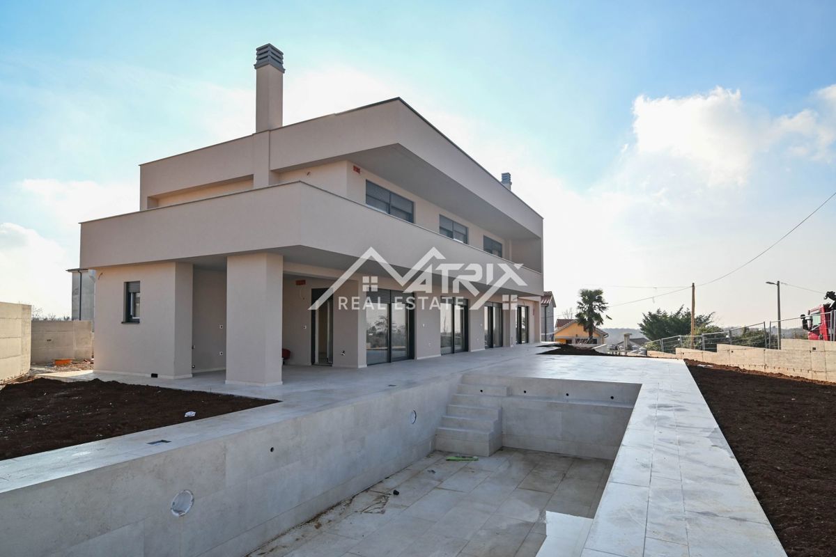 Poreč okolica, moderna vila z bazenom in strešno teraso