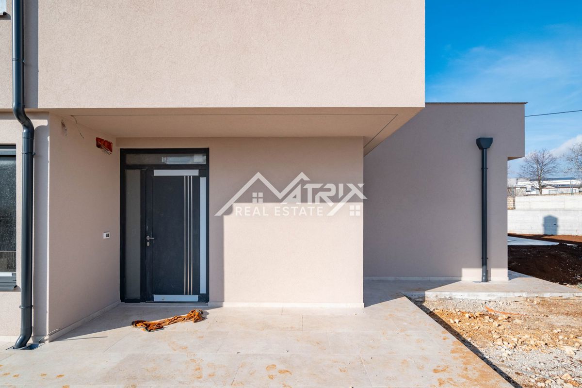 Poreč okolica, moderna vila z bazenom in strešno teraso