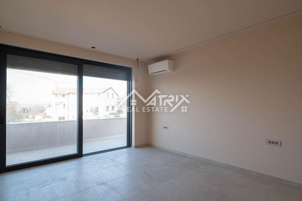 Poreč okolica, moderna vila z bazenom in strešno teraso