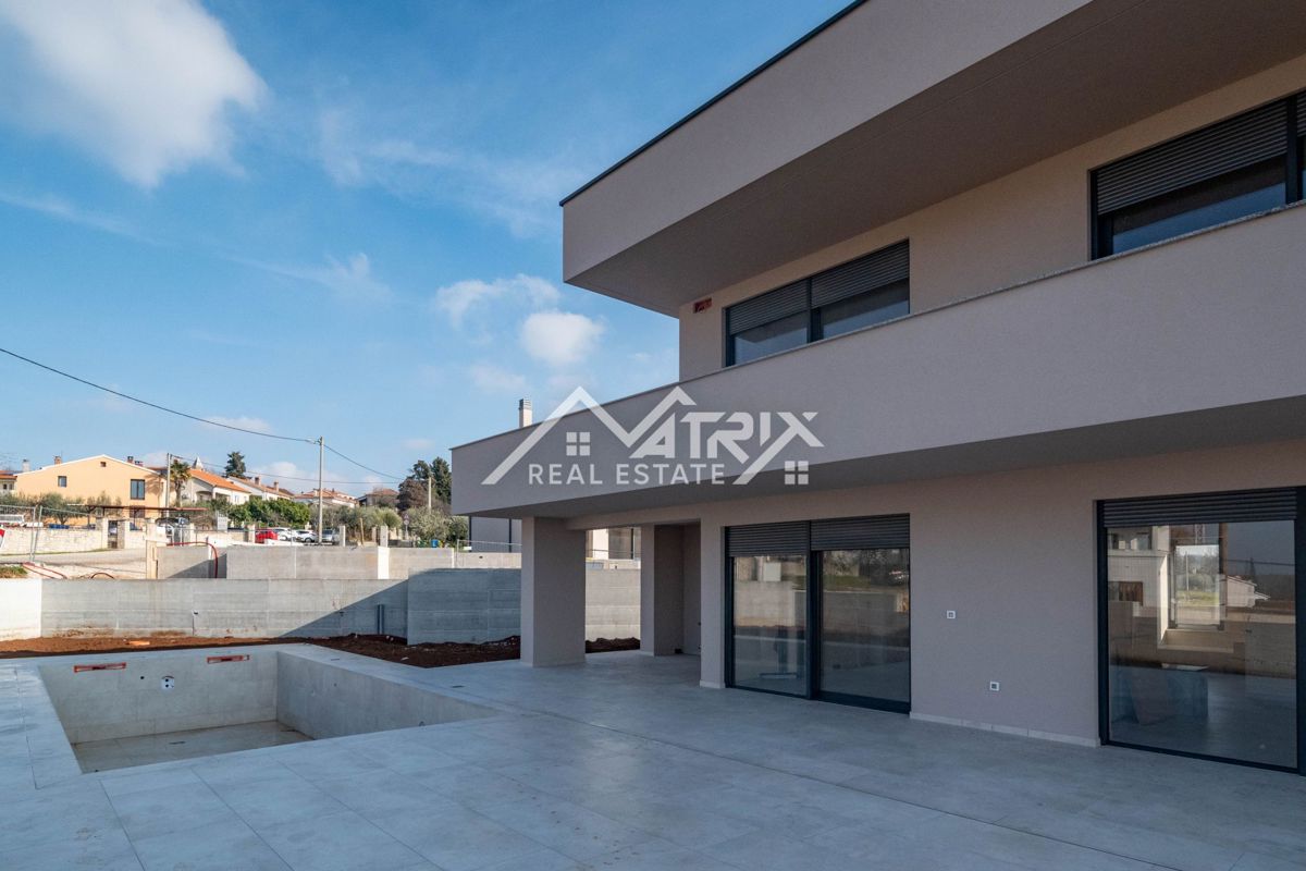 Poreč okolica, moderna vila z bazenom in strešno teraso