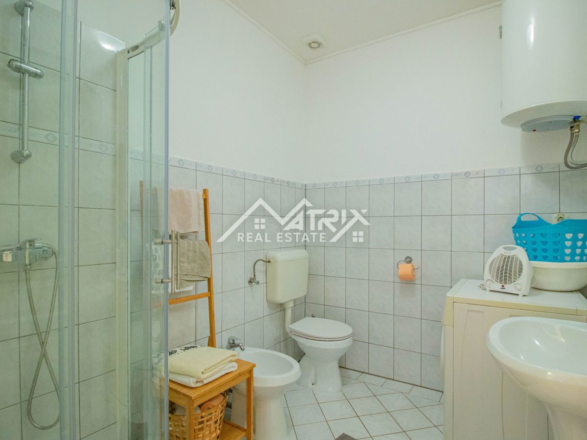 Okolica Poreča, Hiša z bazenom in pogledom na morje ter konobo