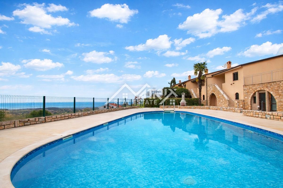 Okolica Poreča, Hiša z bazenom in pogledom na morje ter konobo