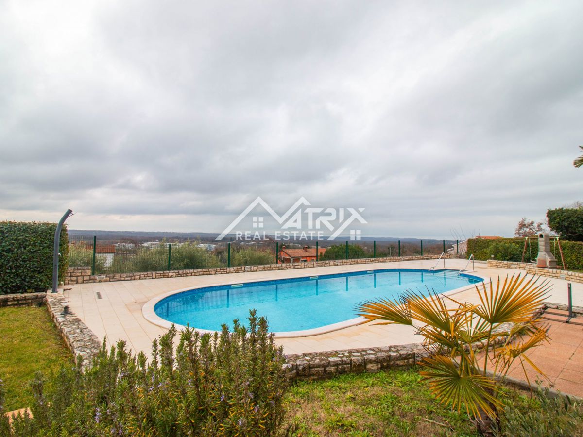 Okolica Poreča, Hiša z bazenom in pogledom na morje ter konobo