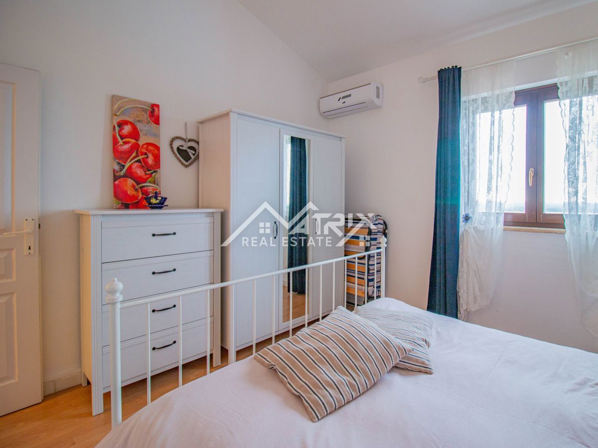 Okolica Poreča, Hiša z bazenom in pogledom na morje ter konobo