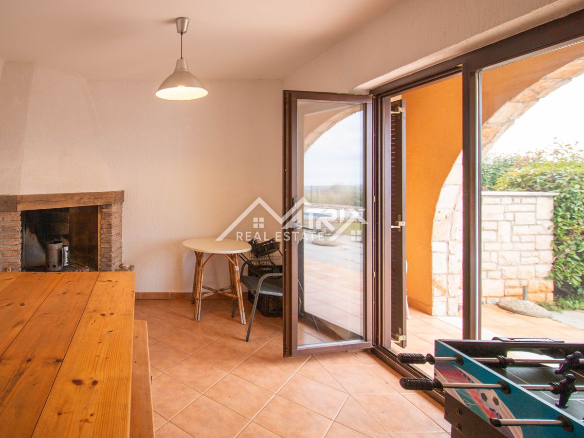 Okolica Poreča, Hiša z bazenom in pogledom na morje ter konobo