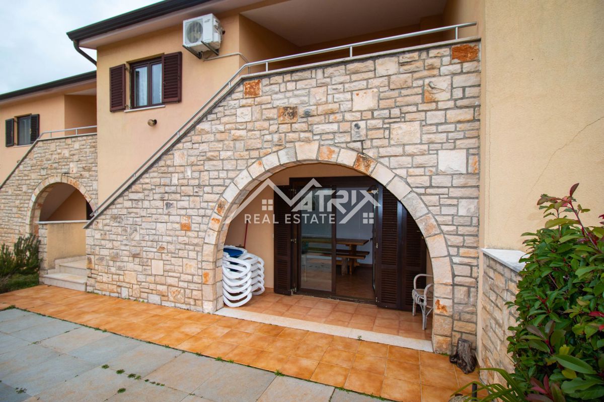 Okolica Poreča, Hiša z bazenom in pogledom na morje ter konobo