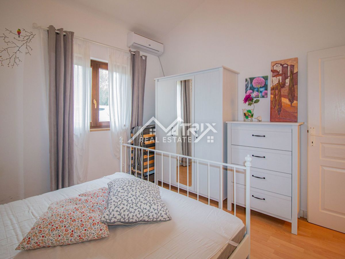 Okolica Poreča, Hiša z bazenom in pogledom na morje ter konobo