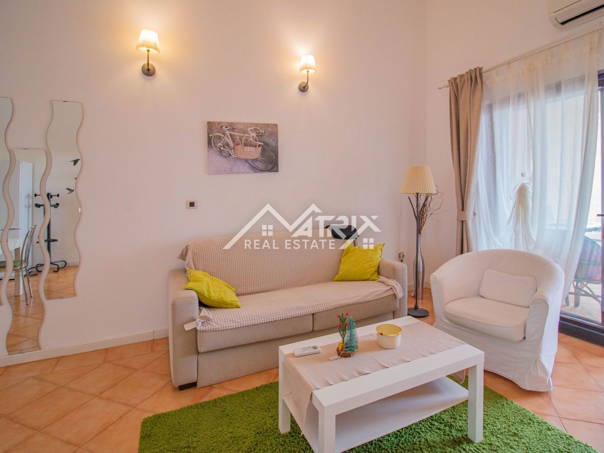 Okolica Poreča, Hiša z bazenom in pogledom na morje ter konobo