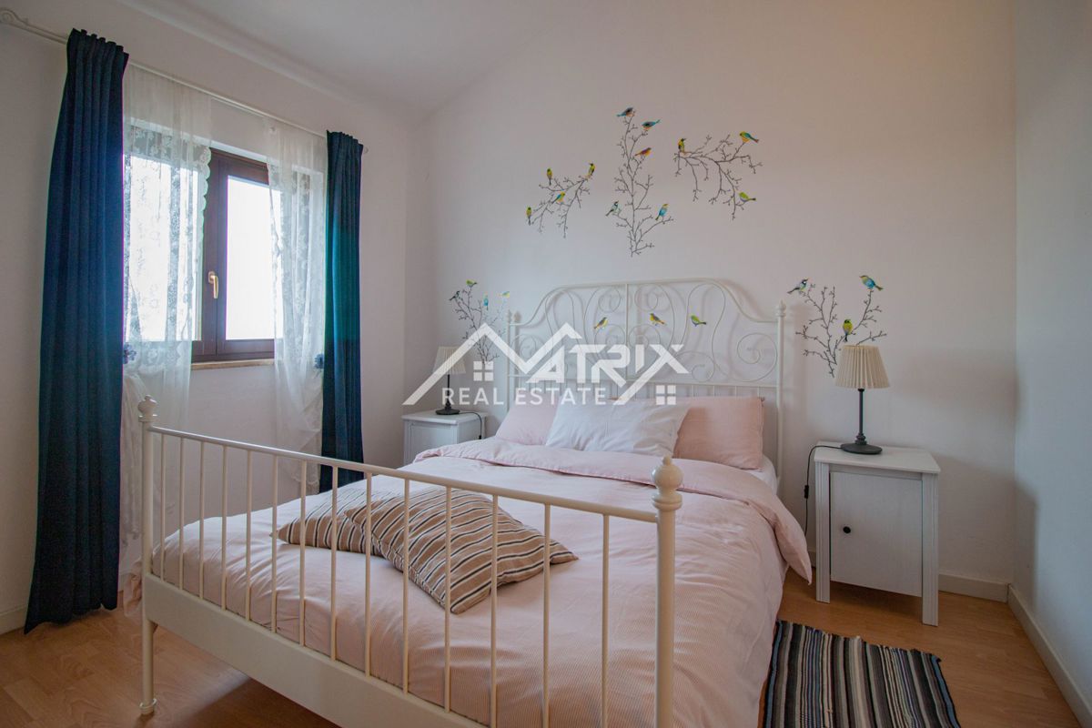 Okolica Poreča, Hiša z bazenom in pogledom na morje ter konobo