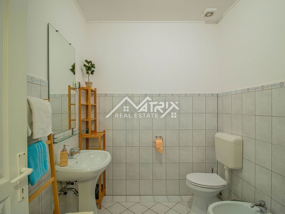 Okolica Poreča, Hiša z bazenom in pogledom na morje ter konobo