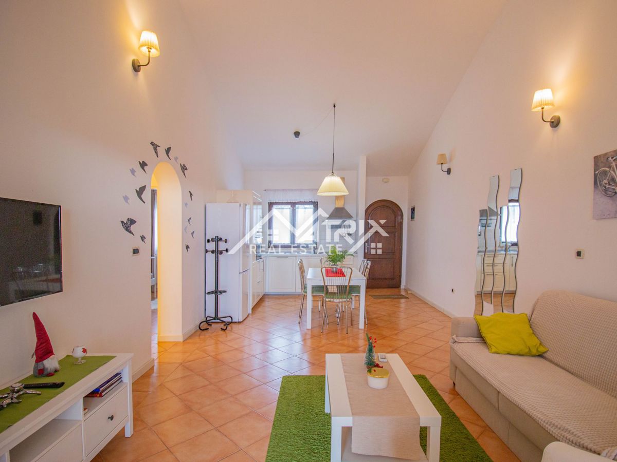 Okolica Poreča, Hiša z bazenom in pogledom na morje ter konobo