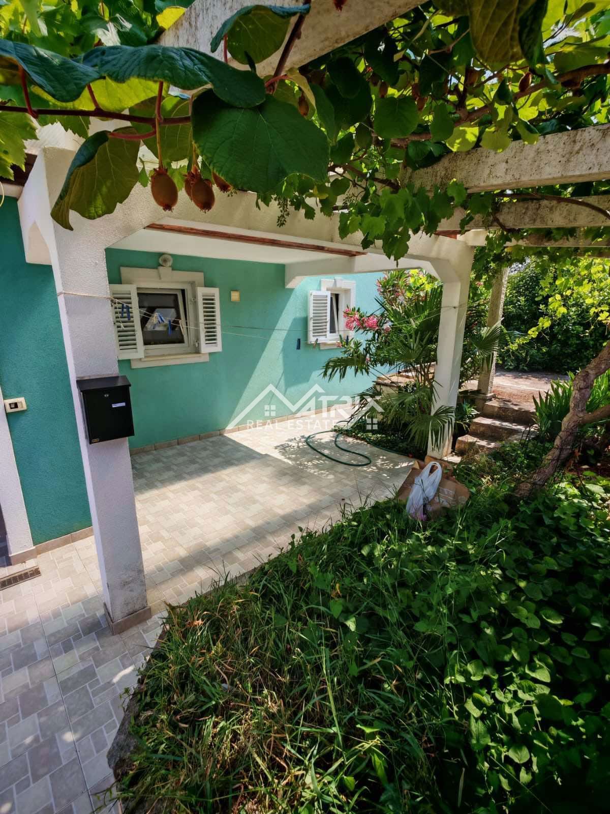 Savudrija, Crveni Vrh – Hiša s tremi stanovanjskimi enotami in pogledom na morje