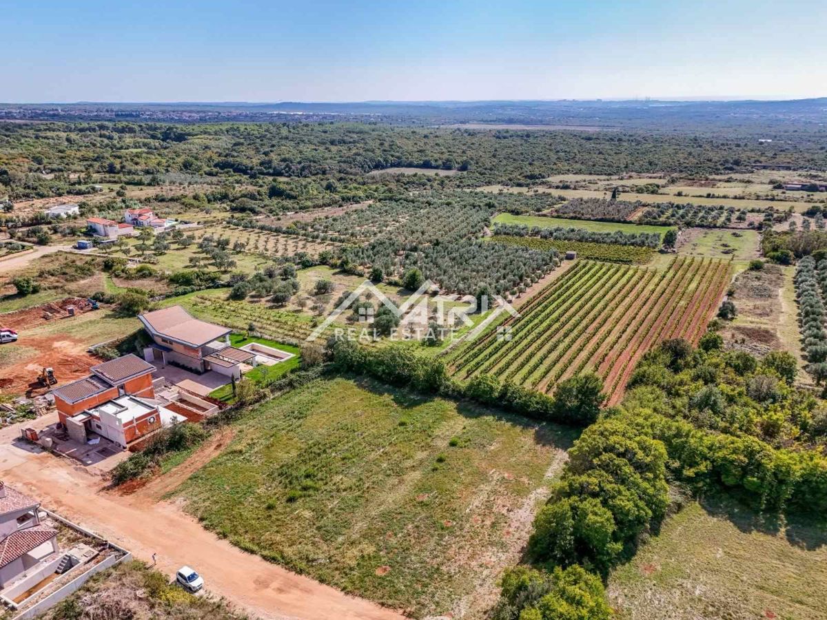 Vodnjan, Gradbeno zemljišče za gradnjo 3 apartmajev ob morju