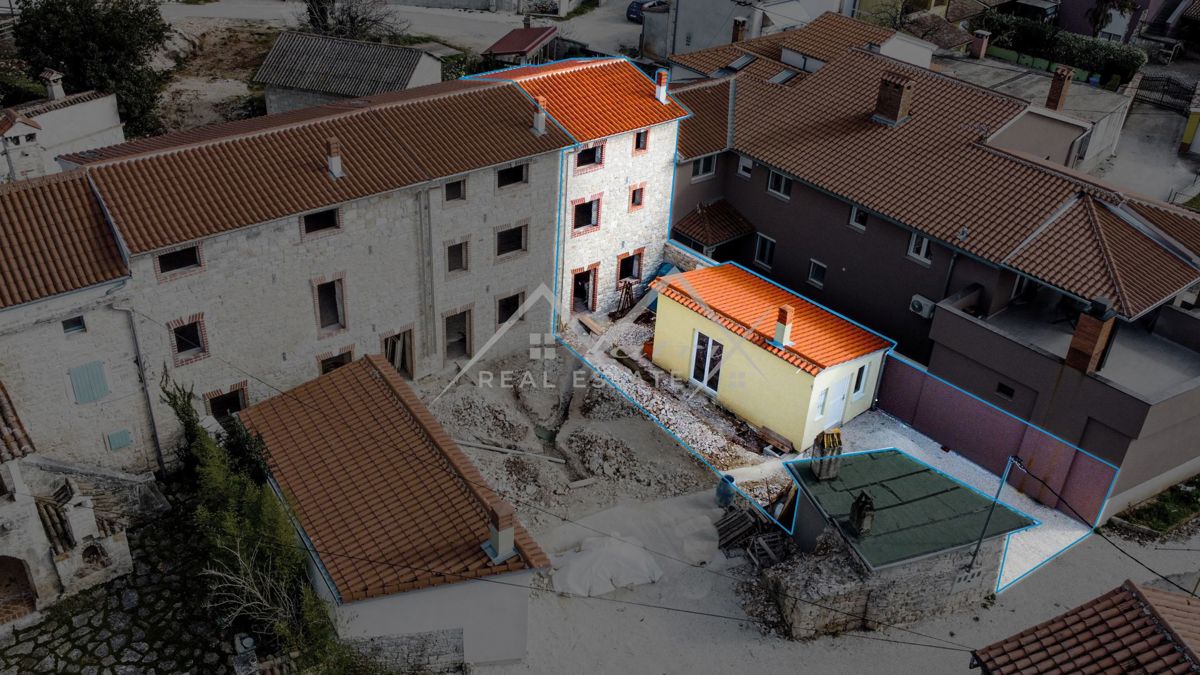 Območje Svetvinčenta, istrska kamnita hiša z bazenom