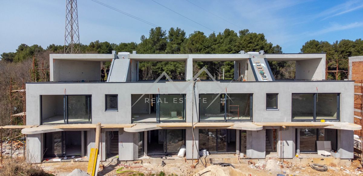 Poreč okolica, čudovit stan s strešno teraso