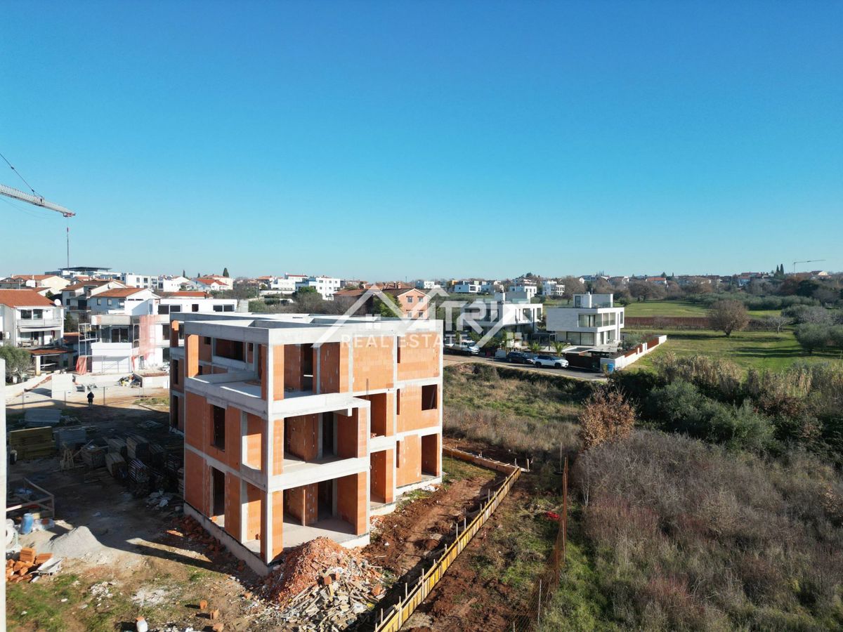  Poreč, pritlično stanovanje z vrtom v bližini morja
