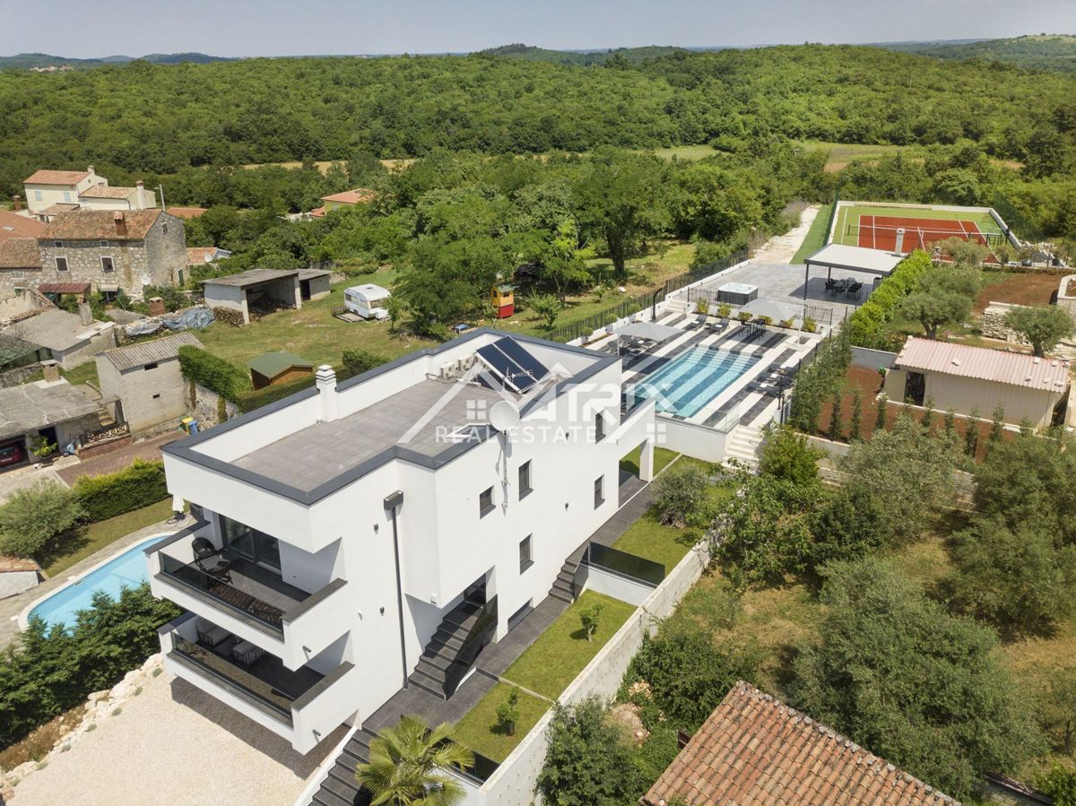 Okolica Vrsarja, moderna vila z bazenom in teniškim igriščem