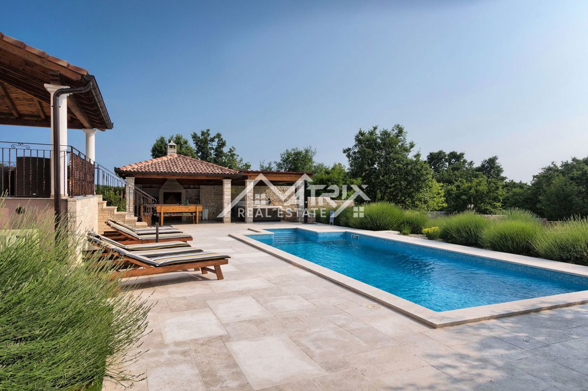Območje Svetvinčenat, Vila z bazenom na velikem posestvu