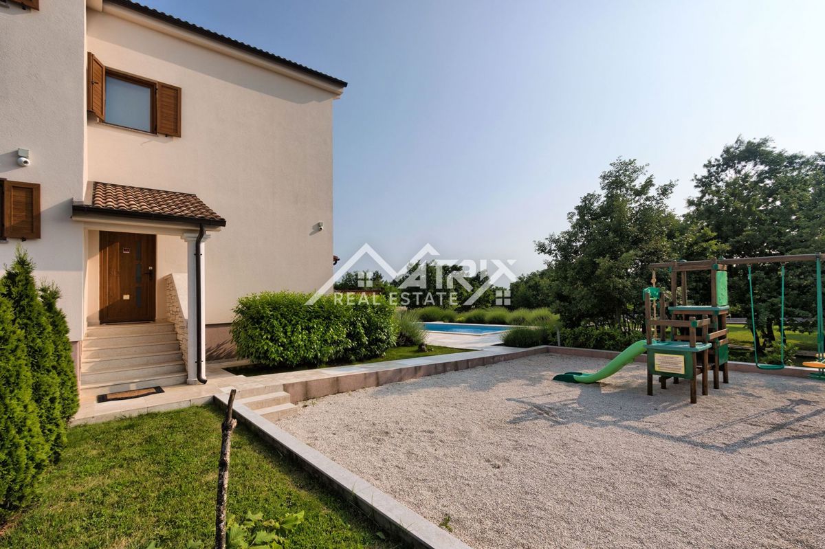 Območje Svetvinčenat, Vila z bazenom na velikem posestvu