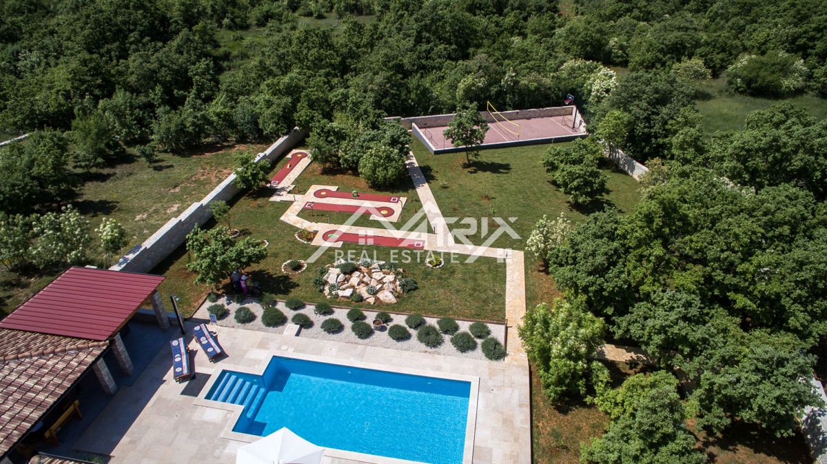 Območje Svetvinčenat, Vila z bazenom na velikem posestvu