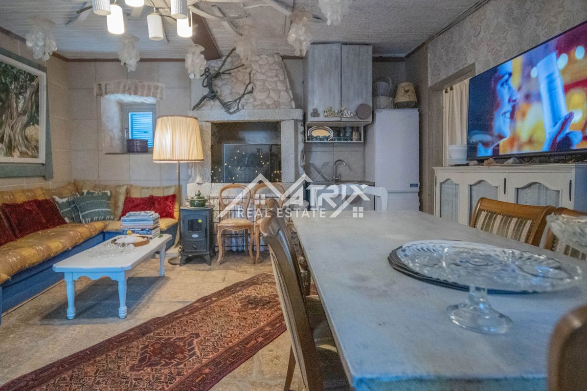 Krnica, avtentična prenovljena kamnita hiša z bazenom