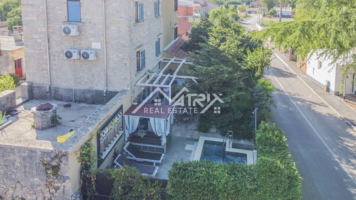 Krnica, avtentična prenovljena kamnita hiša z bazenom