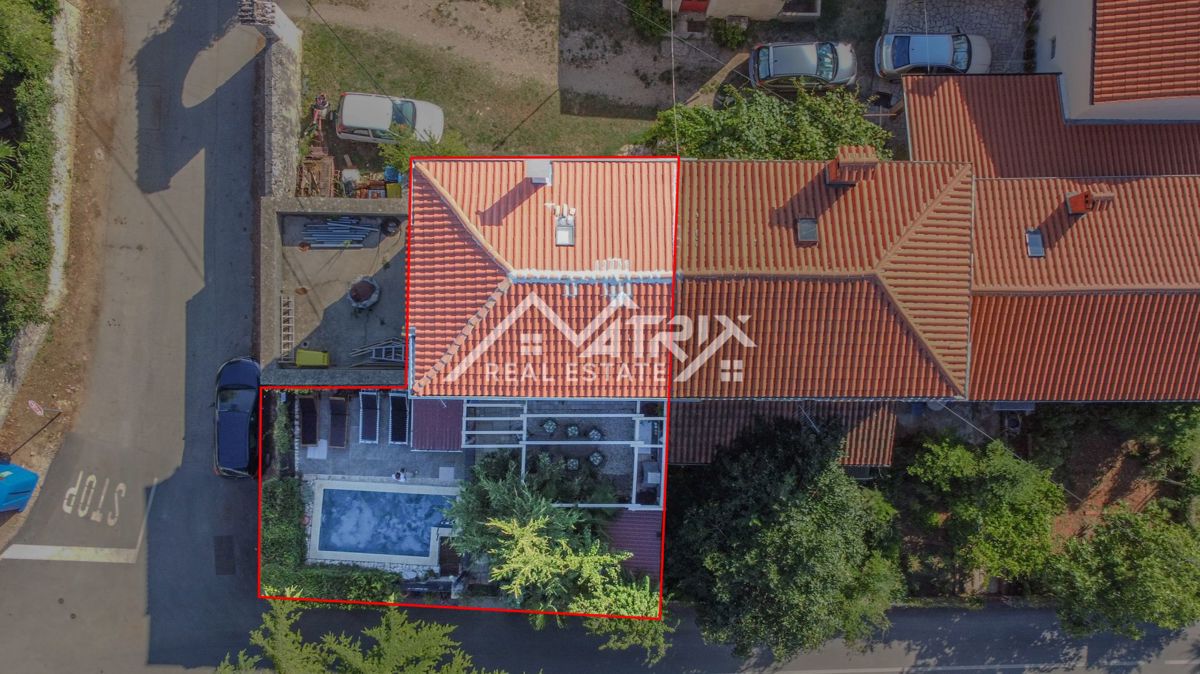 Krnica, avtentična prenovljena kamnita hiša z bazenom