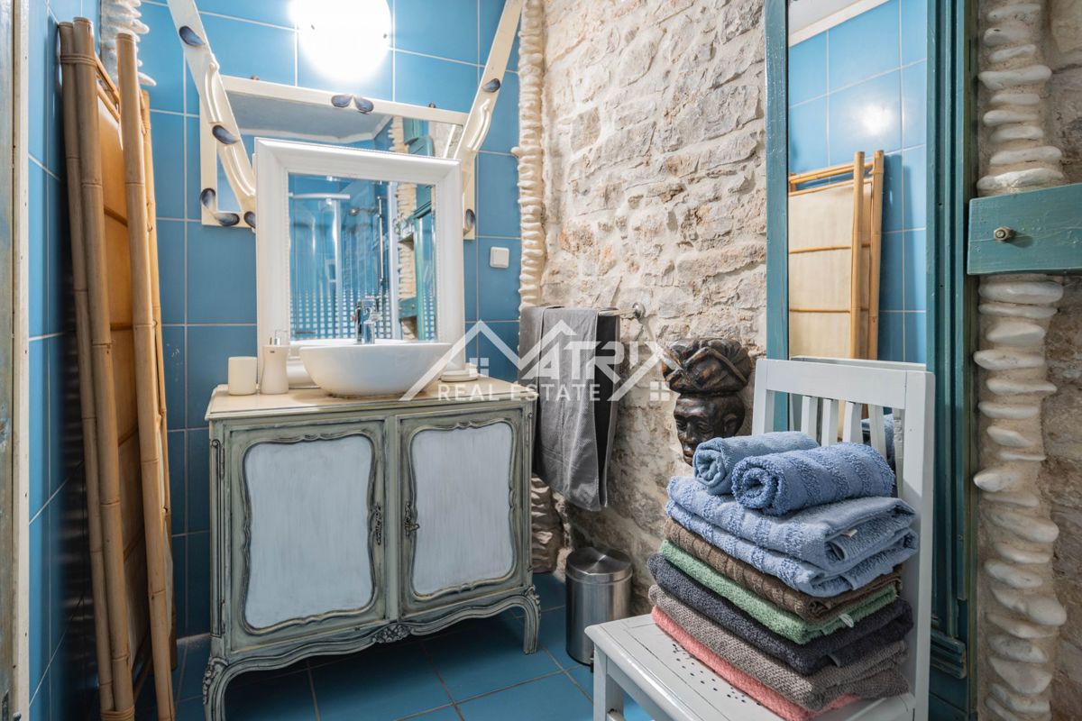 Krnica, avtentična prenovljena kamnita hiša z bazenom