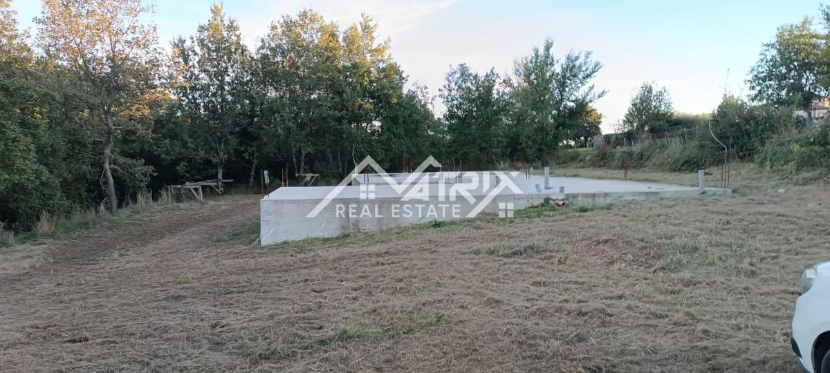 Poreč okolica, zazidljivo zemljišče z zgrajenimi temelji